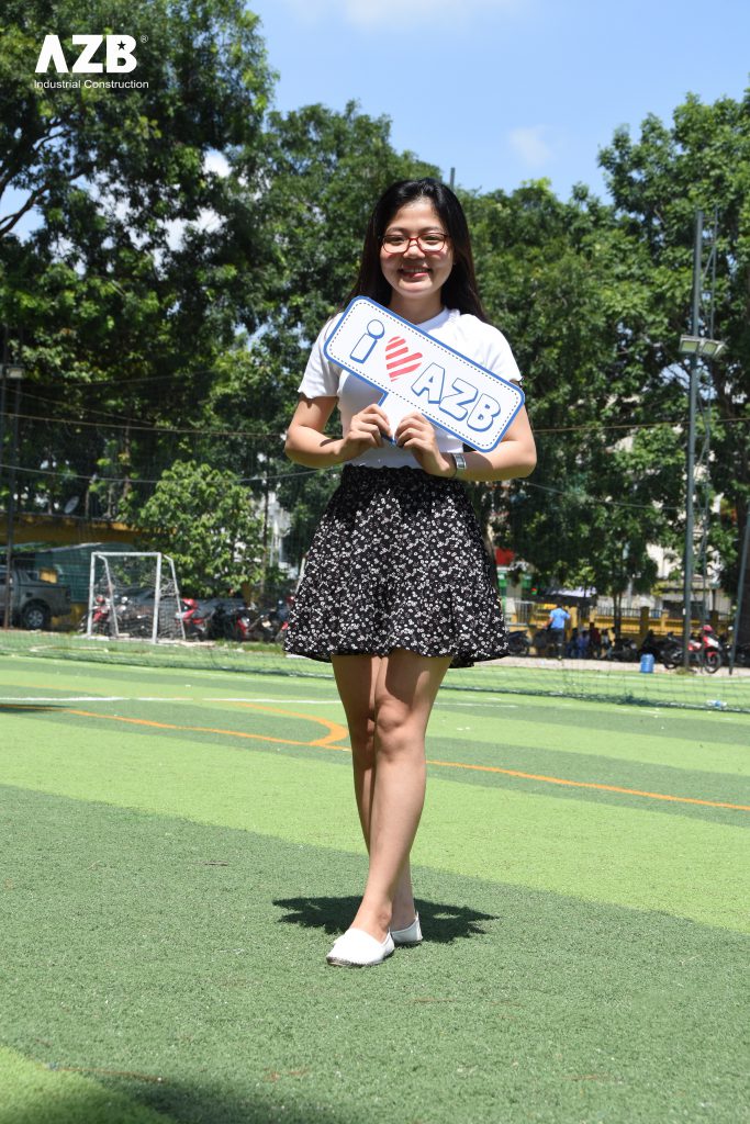 Những cổ động viên đã sẵn sàng trước giờ bóng lăn.