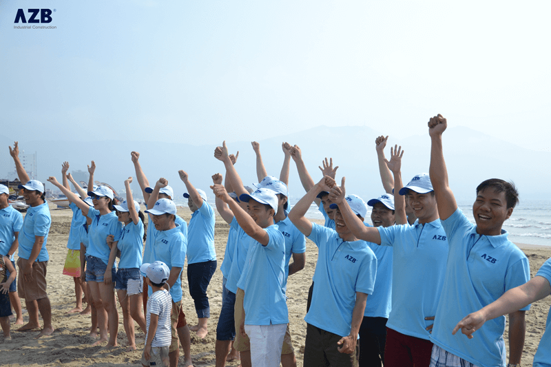 Anh em AZB hào hứng trò chơi TEAMBUILDING tại bờ biển Đà Nẵng