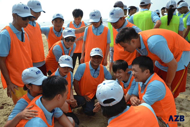 Mọi người háo hức thảo luận, đưa ra ý kiến cho phần chơi của đội