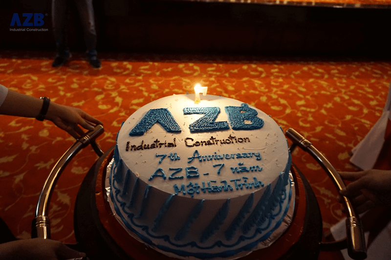 Chiếc bánh kem mừng sinh nhật Công ty Cổ phần AZB