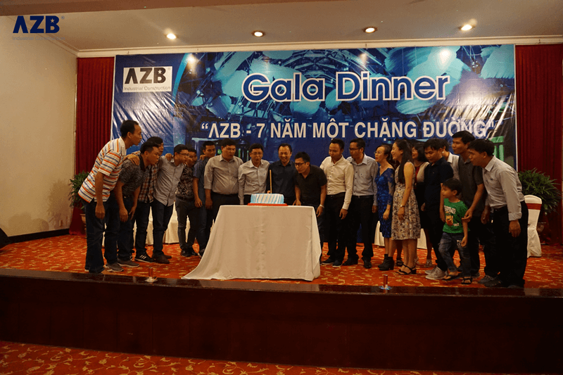 Ban Lãnh Đạo AZB cùng thổi ngọn nến mừng sinh nhật Công ty