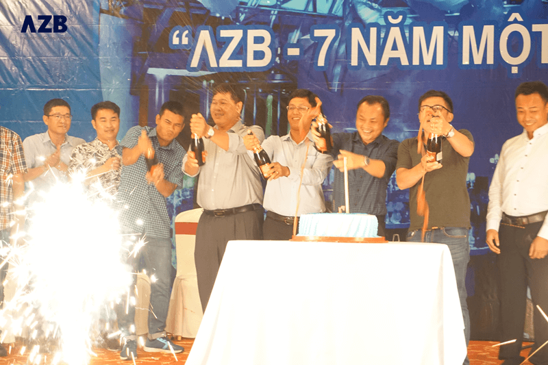 Nghi thức mở rượu mừng sinh nhật